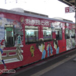 米子駅に停車する「名探偵コナン列車」のキハ126系