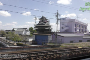 東海道線上り列車から望む清州城模造天守