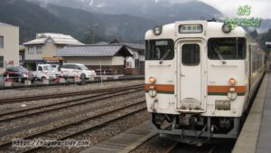 高山線猪谷駅で出発を待つキハ48形