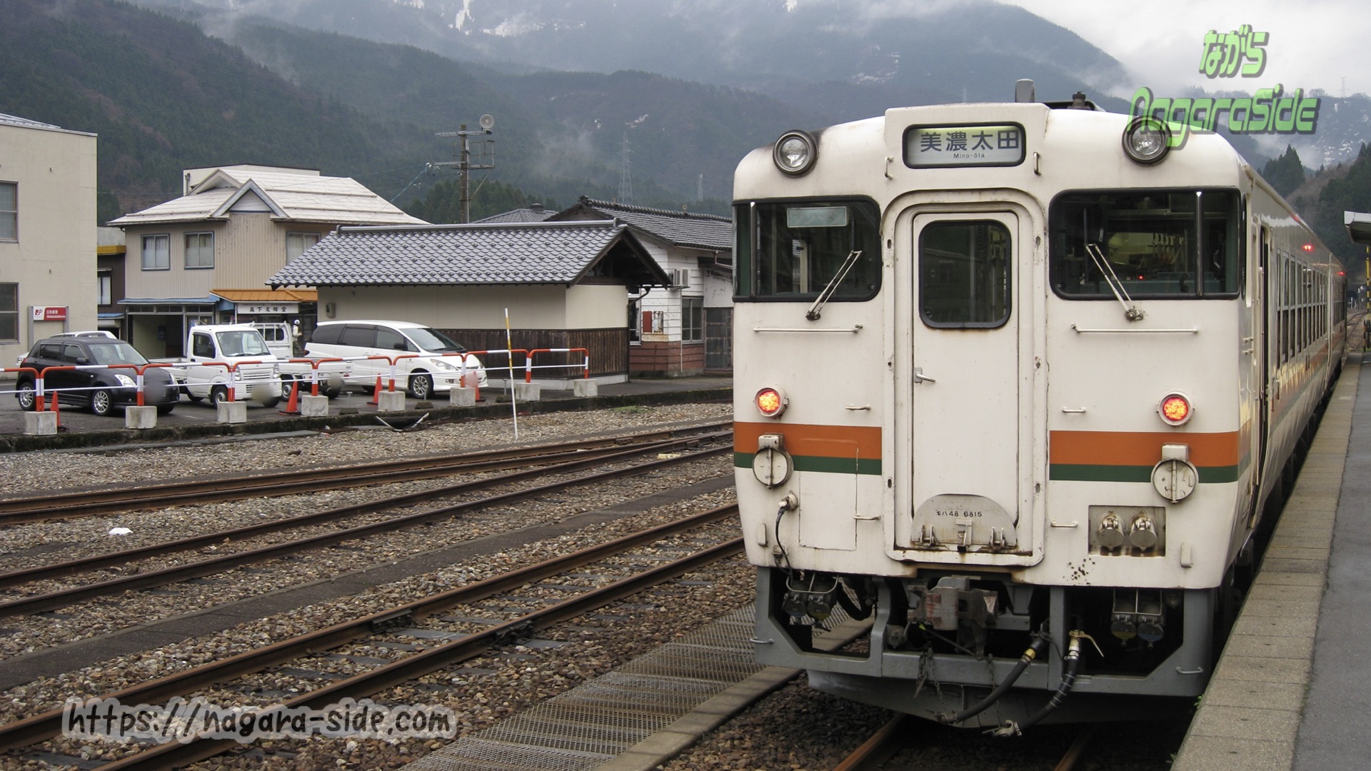 高山線猪谷駅で出発を待つキハ48形