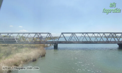 長良川を渡る関西本線と近鉄名古屋線