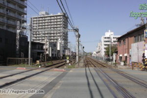 津新町駅となりの踏切。JRと近鉄が並走