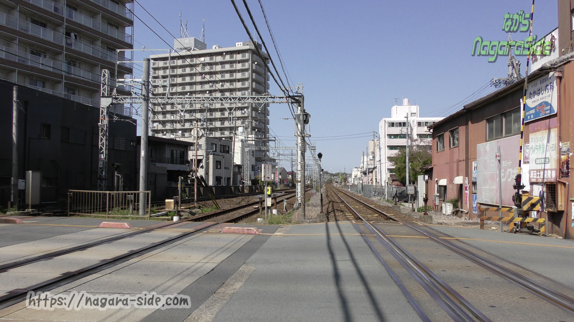 津新町駅となりの踏切。JRと近鉄が並走