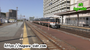 津駅に到着する特急ワイドビュー南紀