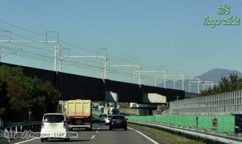 東海道新幹線と交差する名神高速道路