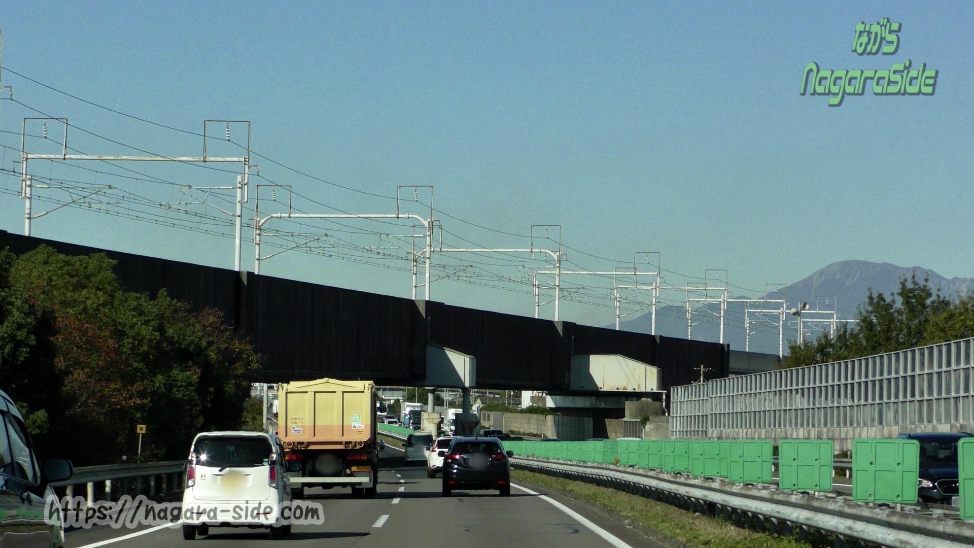 東海道新幹線と交差する名神高速道路