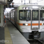 米原駅7番線に入線する東海道上り普通列車