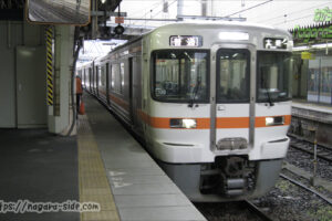 米原駅7番線に入線する東海道上り普通列車