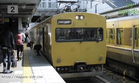 播州赤穂駅で出発を待つ115系