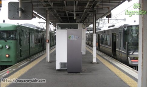 綾部駅で接続を行う山陰本線上り列車と舞鶴線の列車