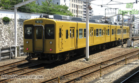 福山駅に到着する福塩線の105系