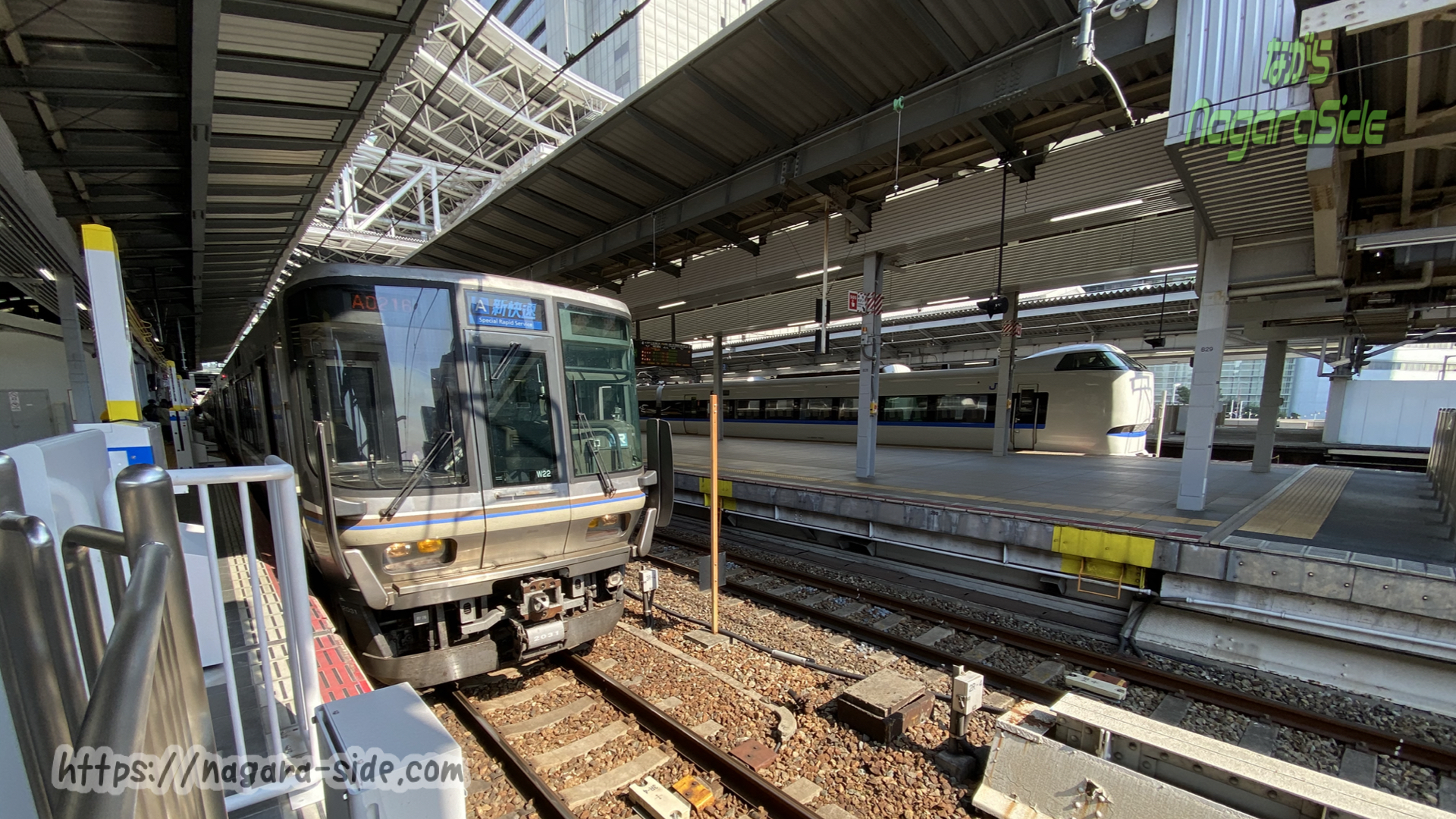 大阪駅に停車する新快速とサンダーバード