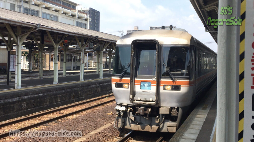 紀勢本線松阪駅に入線するキハ85南紀