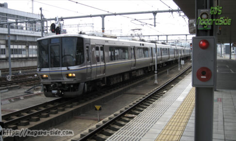 姫路駅に入線する山陽本線上り新快速