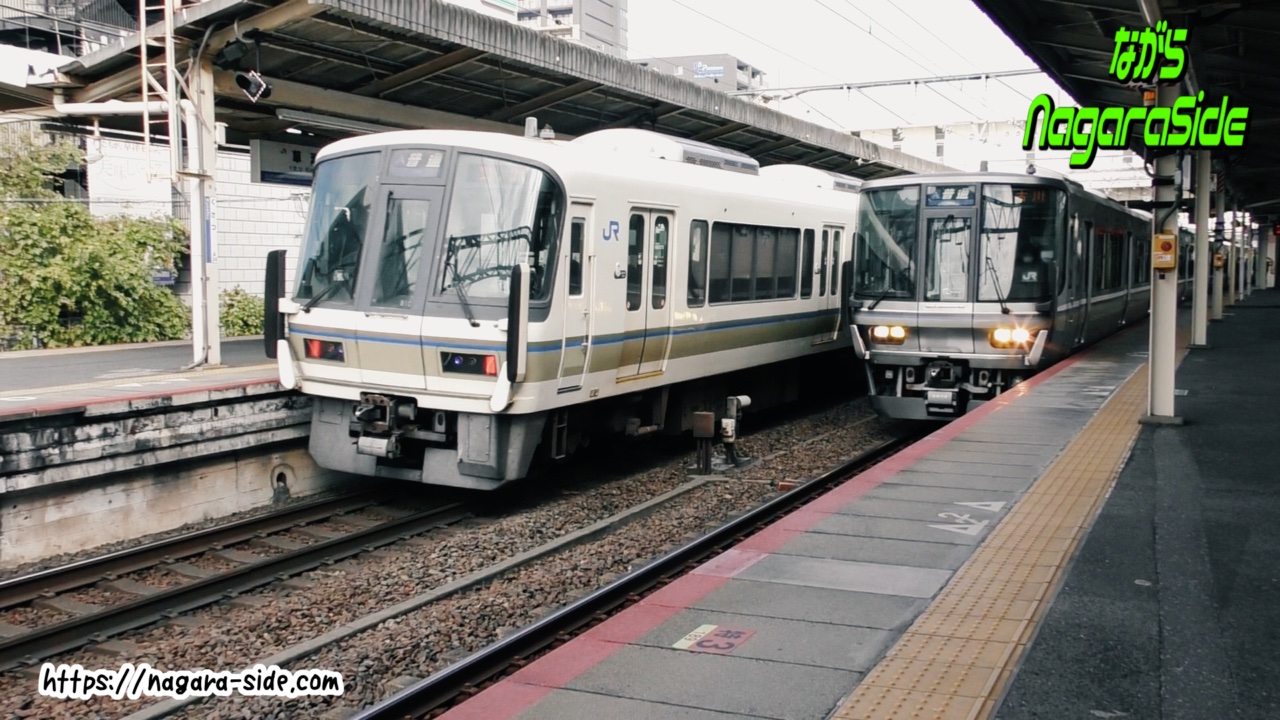 草津駅に停車する琵琶湖線普通列車