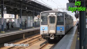 予讃線坂出駅を出発する121系電車